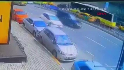 İSTANBUL-BEYOĞLU'NDA MAKAS ATTIĞI ÖNE SÜRÜLEN OTOMOBİL ÖNCE YAYAYA SONRA ARAÇLARA ÇARPTI