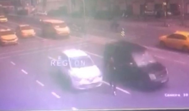 Makas attı, önce yayaya sonra araçlara çarptı