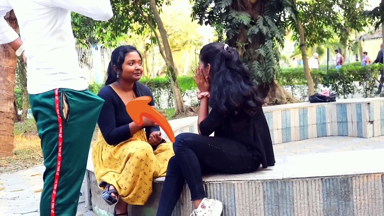 La Li La Prank  On Cute Girls With A Twist   लड़की ने देखकर ऐसा किया फिर जो हुआ