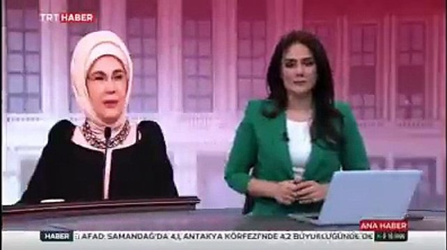 TRT canlı yayınında kadraja girip 'zafer işareti' yaptı