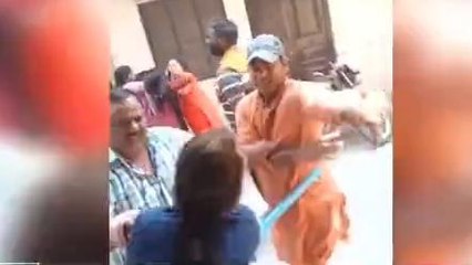 महिला ने बरसाई झाडू युवक ने थप्पड़, सड़क पर देखें &#039;लाइव दंगल&#039;