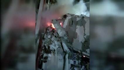 Depremde yıkılan binanın enkazında yangın çıktı!