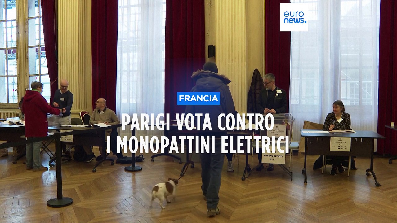 Parigi vota contro i monopattini elettrici: vietati