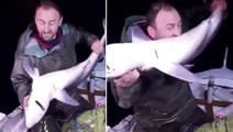 Bu kez ısıran Karadenizli balıkçı oldu! Köpekbalığı videosu izleyenleri kırdı geçirdi