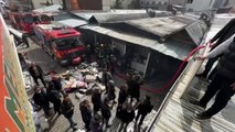 Van'da çok sayıda iş yerinin bulunduğu halk pazarında çıkan yangına müdahale ediliyor
