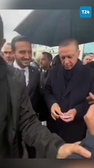 Erdoğan çocuklara para dağıtırken, elindeki paraya uzanan kişiye: Dur, ayıp ayıp!