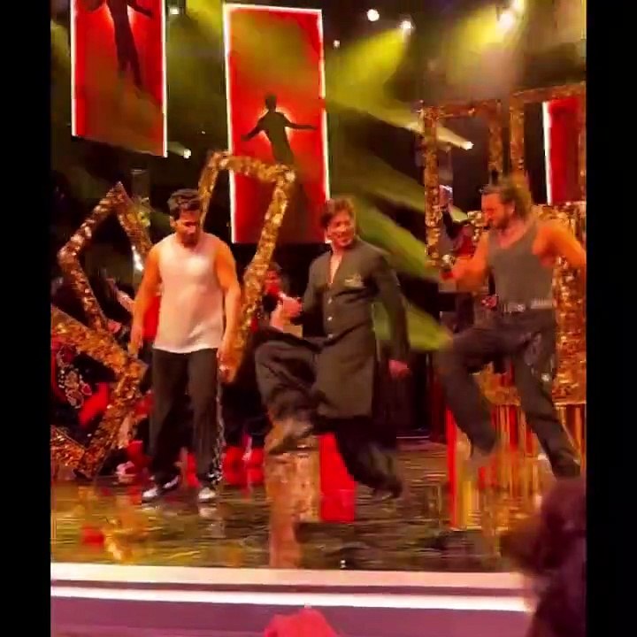 varun dhawan, srk and ranveer singh dance at #nmacc