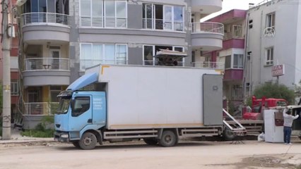 Depremzedeler, anısı olan eşyalarına ulaşmaya çalışıyor