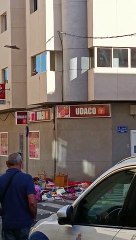 Hombre tira objetos en Vecindario