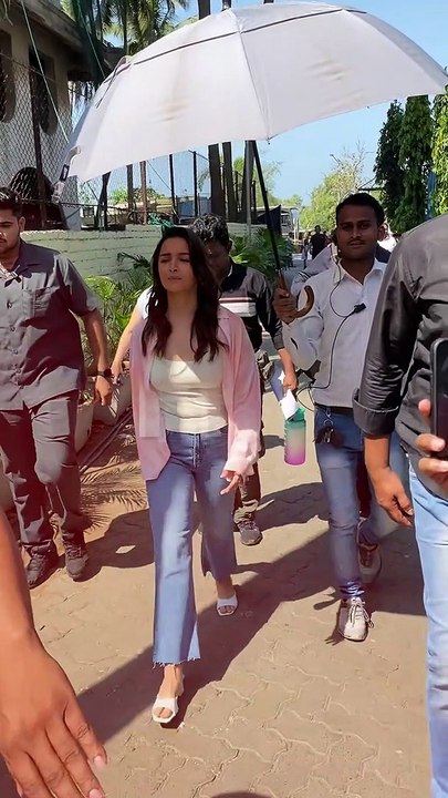 Alia Bhatt Spotted at Shoot Location in Mumbai