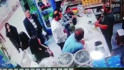 Un hombre vierte yogur a dos mujeres sin velo en Irán