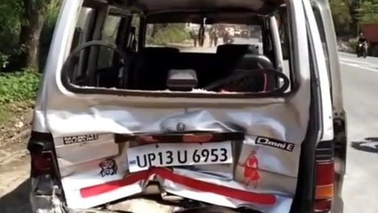 अलीगढ़: सड़क पर खड़ी मारुती वैन को अज्ञात वाहन ने मारी टक्कर,कई लोग हुए घायल