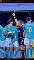 Un arbitre donne un coup de genou à un joueur pendant un match de football au Mexique