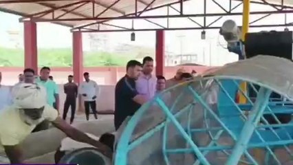 मथुरा: गौशाला में लगी गोबर से ऑर्गेनिक खाद बनाने की मशीन, देखें वीडियो