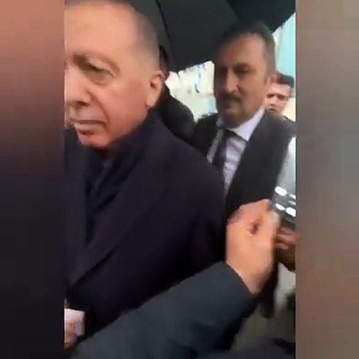 Erdoğan'ın para dağıtırken eline uzanan kişiye tepkisi: Dur, ayıp ayıp!