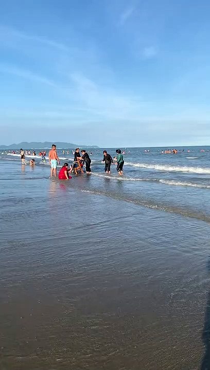 Mẹ già ngồi xe lăn ước mơ được 1 lần đi biển, các con đồng lòng giúp mẹ thực hiện nguyện vọng