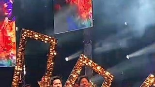 Varun Dhawan, SRK and Ranveer Singh Groove together in Jhume jo pathaan song