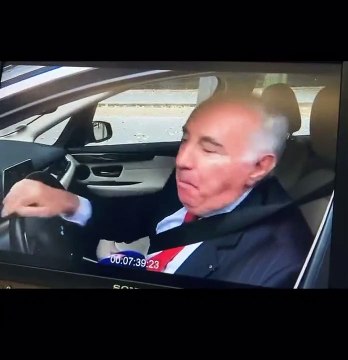 Un homme riche est vraiment en colère contre la pénurie d'essence et les grèves