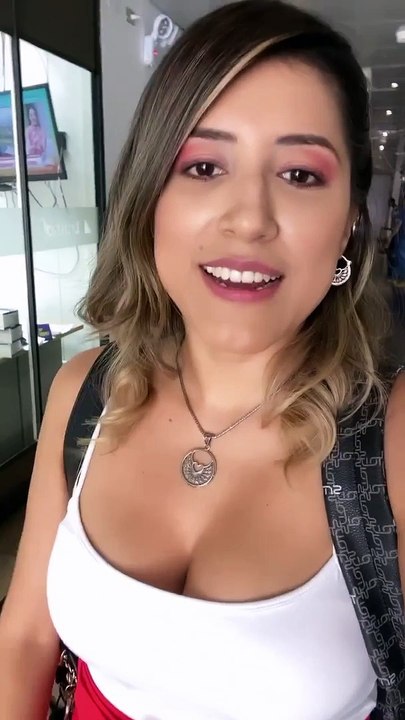 Fatima Aguilar caminando por los pasillos de Latina Television saliendo del noticiero