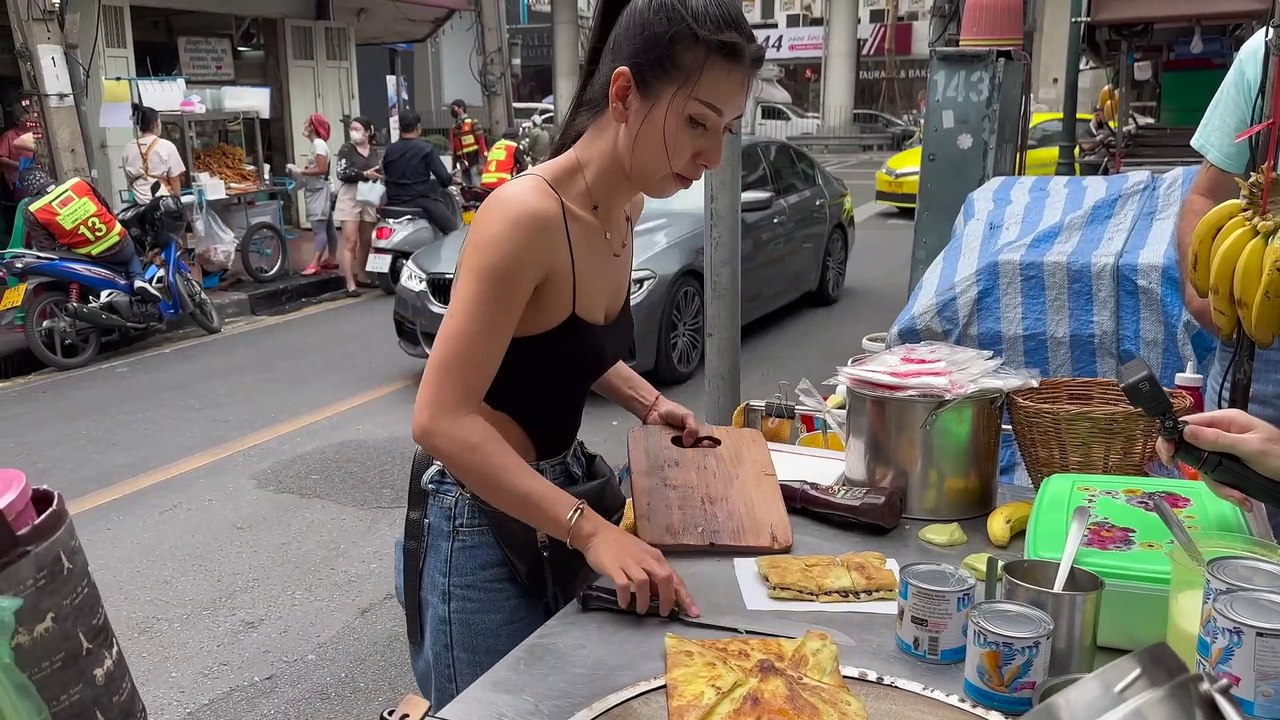 The FAMOUS Roti Queen Of Bangkok Can SMILE Again - Thailand Street Food