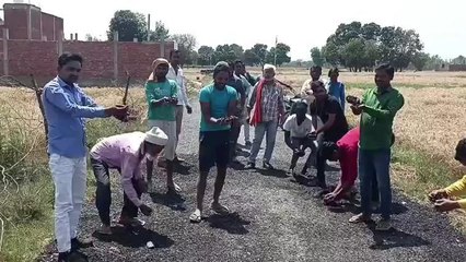 अमेठी: 12 घंटे में उखड़ने लगी सड़क, खुली पोल तो जिम्मेदारों की अटकी सांसें