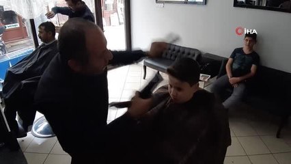 Dükkanındaki bir koltuğu depremzede berbere ayırdı