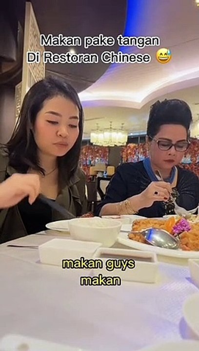 Makan Di restoran pakai tangan