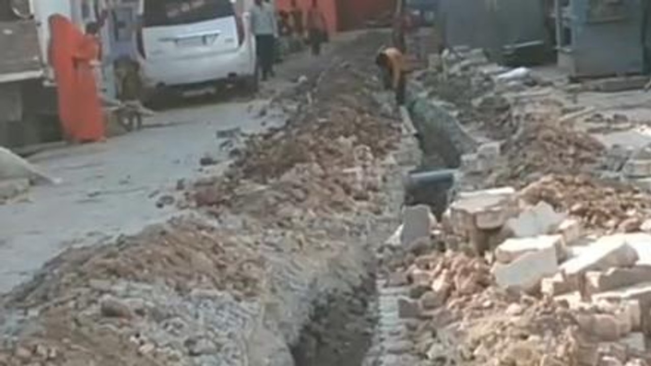 भिण्ड: पेयजल सप्लाई के नाम पर उखाड़ दी सड़कें, ठेकेदार पर लगे आरोप