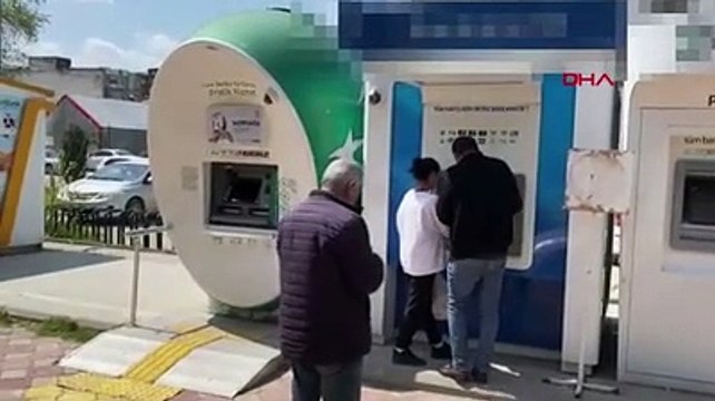 Yer Adana: Para yatmadığı için bankamatiği taşla kırdı