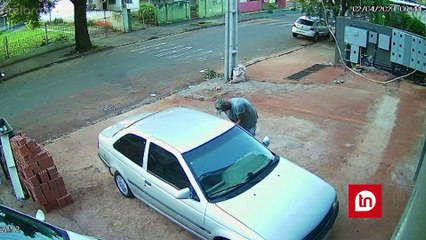 Vídeo: ladrão precisa empurrar carro durante furto no Paraná