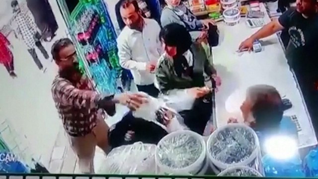 En Iran, deux femmes non voilées agressées avec du yaourt par un homme dans une épicerie