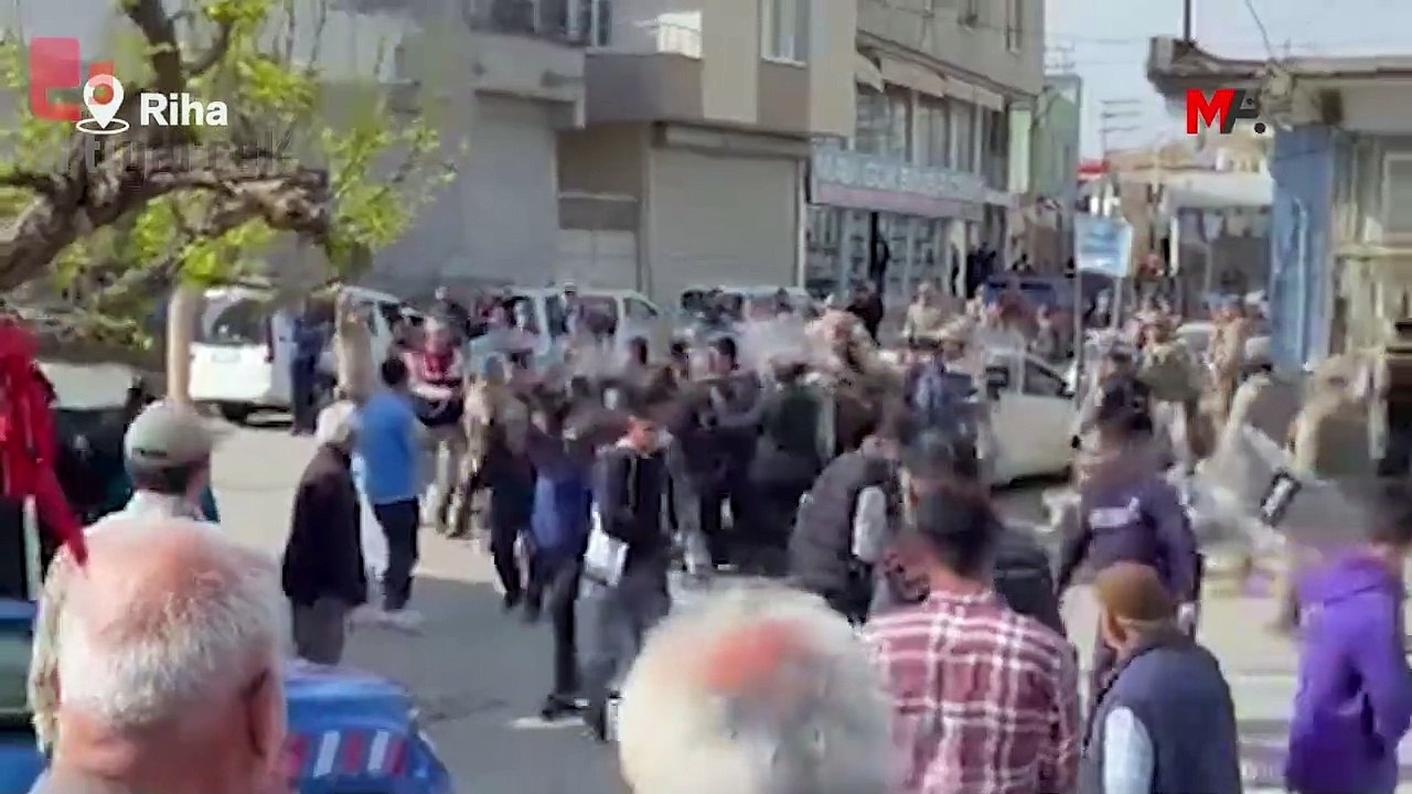 Yeşil Sol Parti'nin büro açılış etkinliğinde asker engeli: Yedi gözaltı