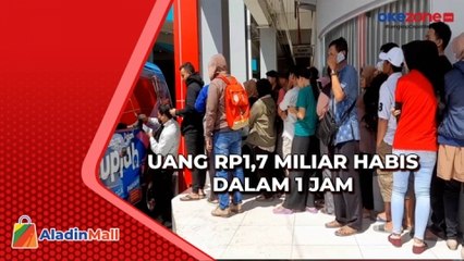 Tải video: Jelang Lebaran, Warga Antusias Tukar Pecahan Uang Baru di Ponorogo