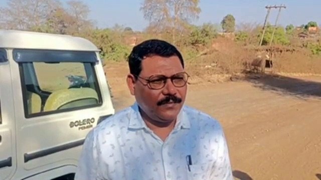 सरकारी जमीन व नदी किनारे से हो रहा था अवैध खनन,पोकलेन