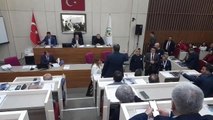 Tanju Özcan'a Fırlattığı Su Şişesi İçin Özür Dilemeyi Reddeden Hacer Çınar, Belediye Mecilisi Toplantısından Çıkartıldı