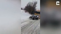 Une Audi tire un camion dans une pente enneigée