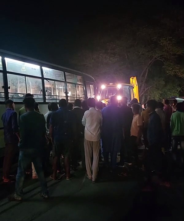 स्कॉर्पियो से टकराकर बेकाबू बाइक सिटी बस के नीच...