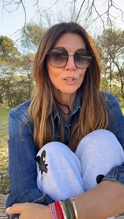 Elle a également expliqué vouloir s'inspirer de "milliers et milliers de femmes se battent" chaque jour. Cela lui donne envie de "s'engager encore plus dans des causes".Véronika Loubry, Instagram.