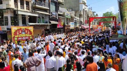 गाजे-बाजे संग निकली शोभायात्रा