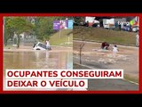 Carro é 'engolido' após rompimento de adutora formar cratera em avenida de Salvador (BA)