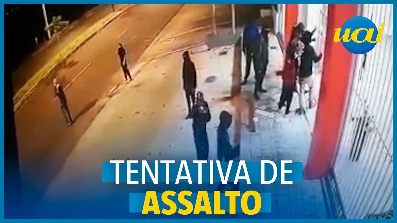 Ladrões ateiam fogo em concessionária de motos em MG