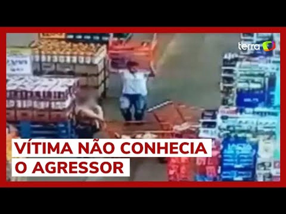 Homem arremessa carrinho de compras em mulher dentro de supermercado