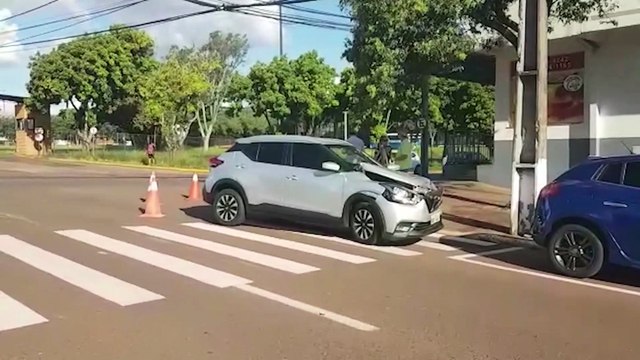 Motorista bêbado bate em carros estacionados, bate em muro e faz cocô em parquinho