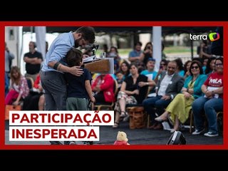 Garoto interrompe presidente do Chile e o convida para jogar futebol