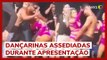 Homem sobe em palco e assedia dançarinas durante show em Pernambuco