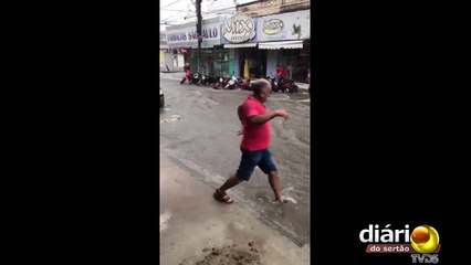 Após forte chuva, enxurrada arrasta motos e invade lojas no centro de Cajazeiras