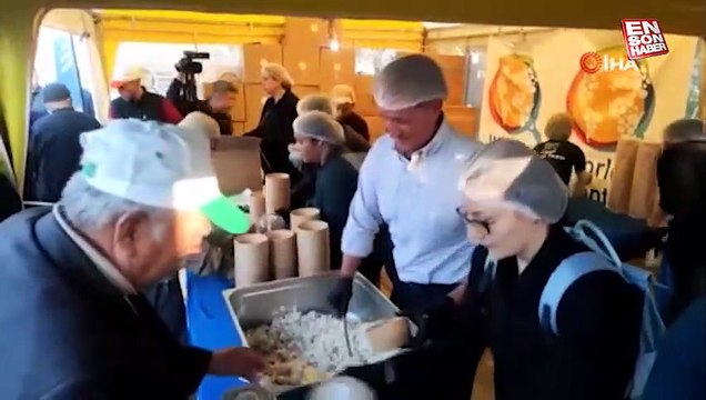 ABD Büyükelçisi Jeff Flake Gaziantep'te iftarda yemek dağıttı