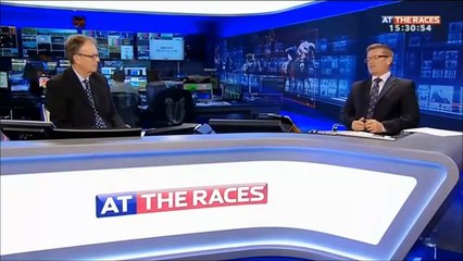Une journaliste sportive attrape un cheval sans jockey en pleine course