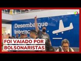 Apoiador de Lula 'faz o L' para bolsonaristas que aguardavam desembarque de Jair Bolsonaro