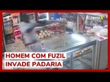 Armado com fuzil, homem invade padaria durante perseguição e assusta funcionários